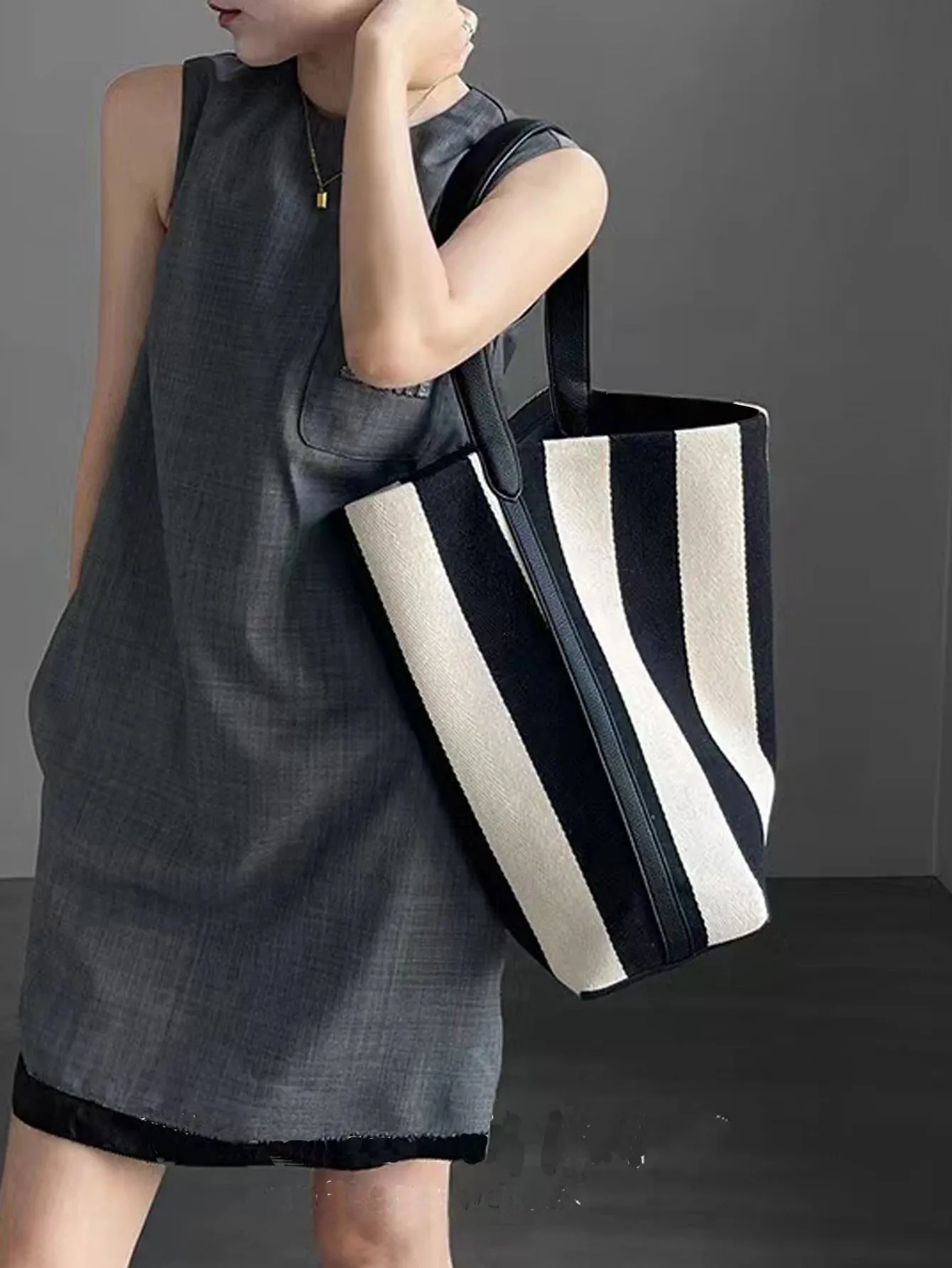 Kawaii Striped Canvas Bucket Bag 👜✨ - Large Capacity Commuting Tote for Trendy Women 🌈💕
