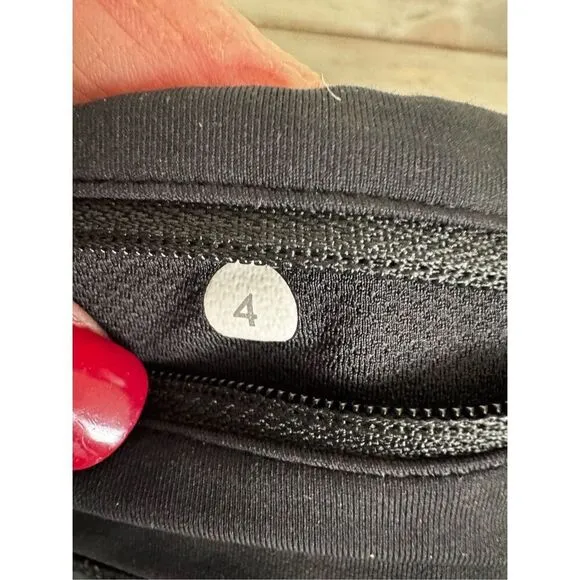 Lululemon Speed Shorts Reflective Dots Size 4