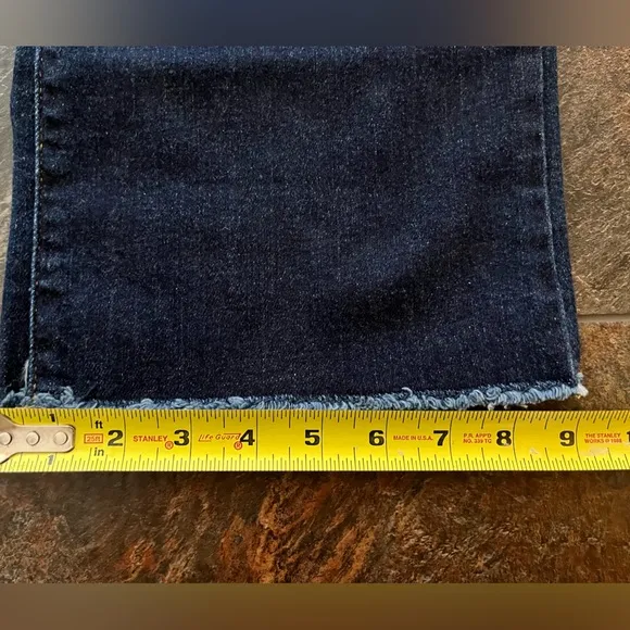 NWT Judy Blue dark wash high waist raw hem cropped jean. Size 7 (28)