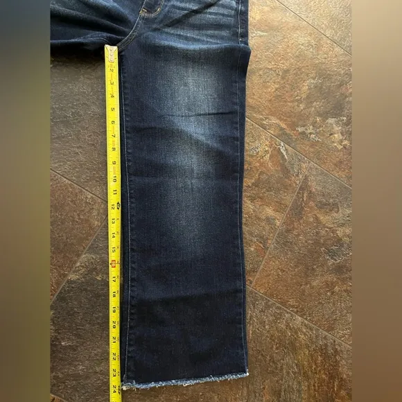NWT Judy Blue dark wash high waist raw hem cropped jean. Size 7 (28)