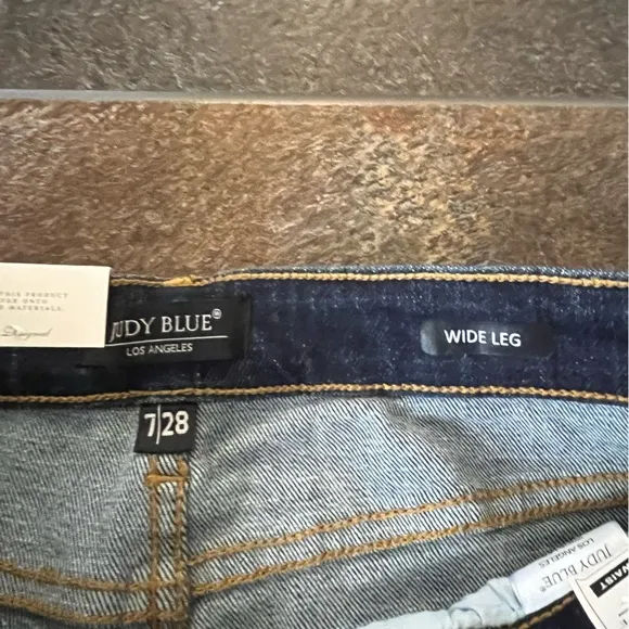 NWT Judy Blue dark wash high waist raw hem cropped jean. Size 7 (28)