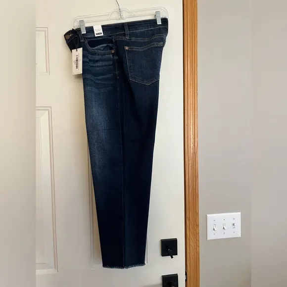 NWT Judy Blue dark wash high waist raw hem cropped jean. Size 7 (28)