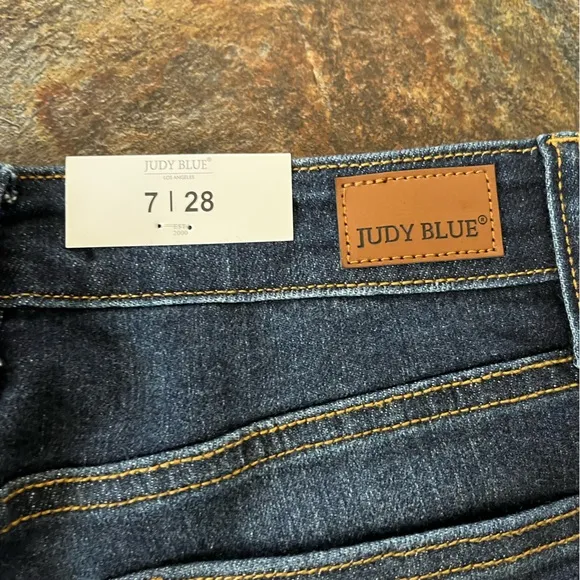 NWT Judy Blue dark wash high waist raw hem cropped jean. Size 7 (28)