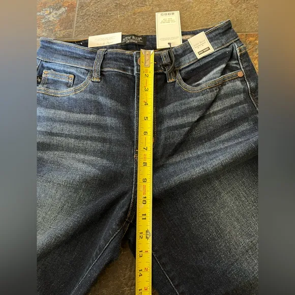NWT Judy Blue dark wash high waist raw hem cropped jean. Size 7 (28)
