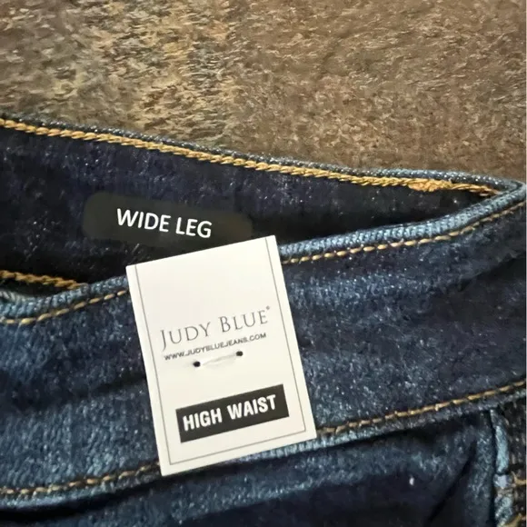 NWT Judy Blue dark wash high waist raw hem cropped jean. Size 7 (28)