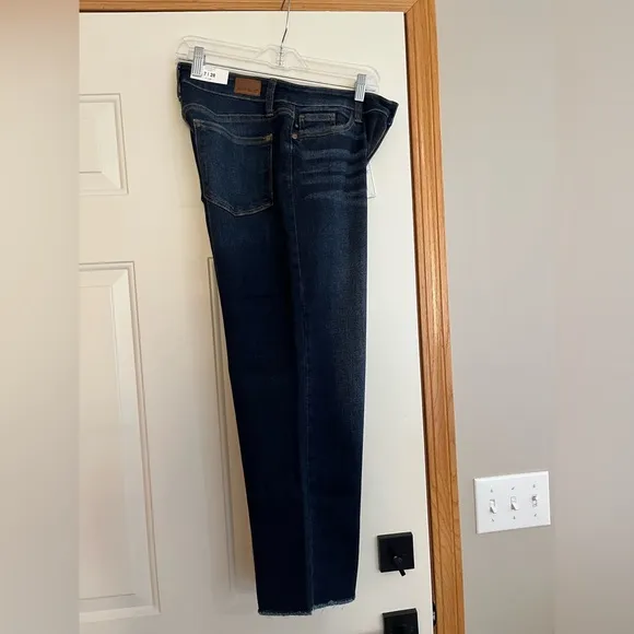 NWT Judy Blue dark wash high waist raw hem cropped jean. Size 7 (28)