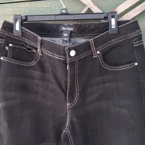 White House Black Market Blanc bootleg jean